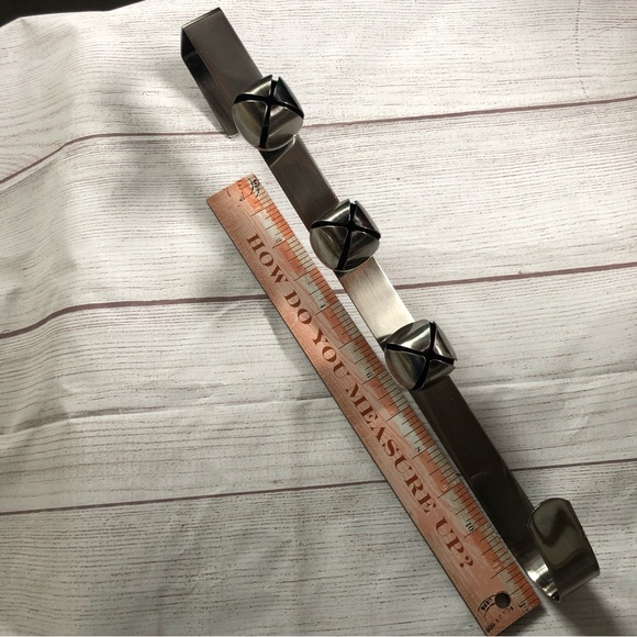 NWOT Brushed Nickel Over-The-Door Wreath Hanger with Bells - Picture 11 of 13